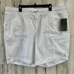 AVENUE White Poplin Pull On NEW Shorts 22